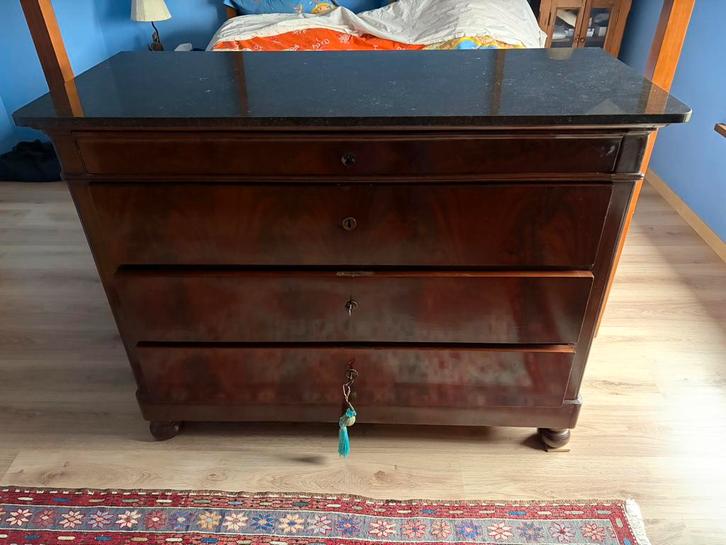 Commode en acajou avec tres beau marbre noir, Antiquités & Art, Antiquités | Meubles | Tables, Enlèvement