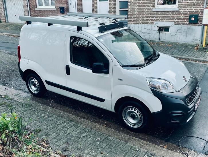 Fiat Fiorino 1.4i essence – 2019 72000km, Autos, Camionnettes & Utilitaires, Particulier, Radio, Fiat, Euro 6, Enlèvement