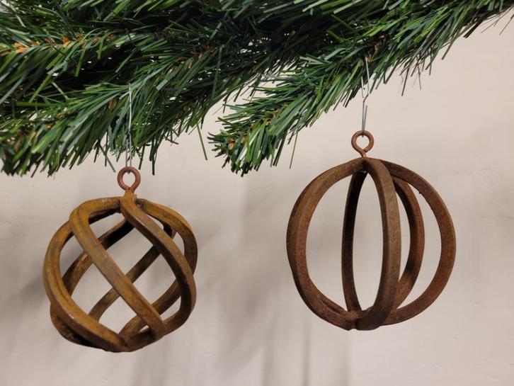 Brocante roestige smeedijzeren kerstballen kerstbal, Diversen, Kerst, Nieuw, Ophalen of Verzenden
