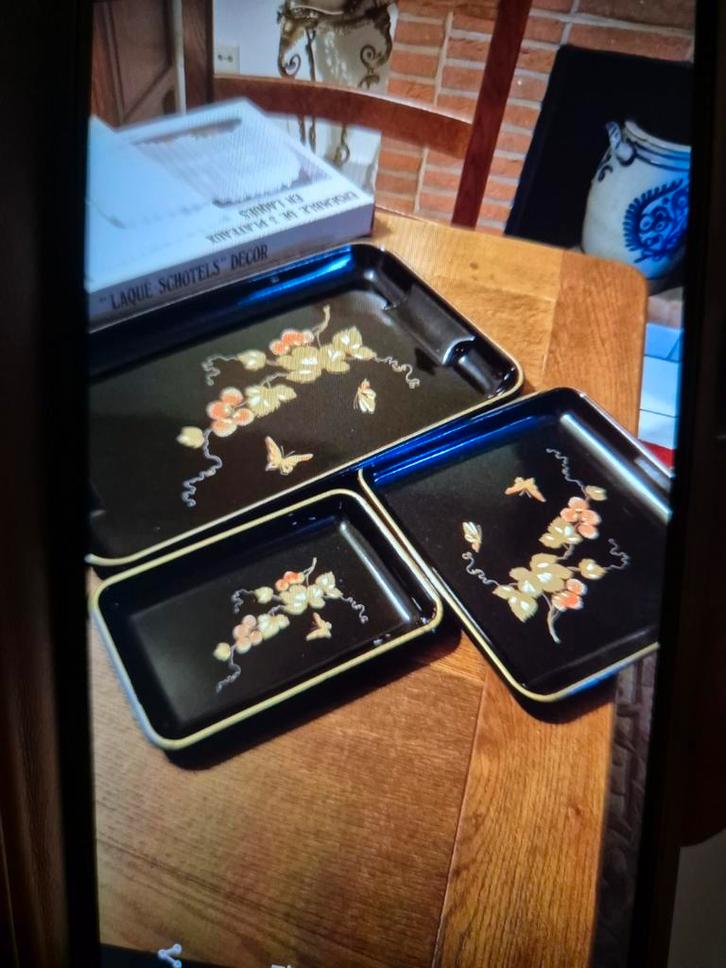 Vintage Set van 3 Gelakte Zwarte Nest Dienbladen Bloemen, Huis en Inrichting, Woonaccessoires | Dienbladen, Nieuw, Kunststof, Ophalen