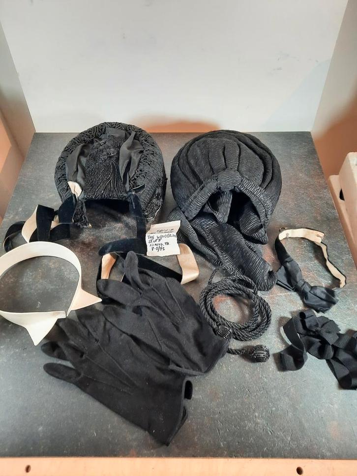 2 rouwmutsen/bonnet/dracht hoeden...  eind 19e begin 20e, Antiek en Kunst, Antiek | Kleding en Textiel, Dames, Ophalen of Verzenden