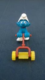 Superschtroumpf  avec une tondeuse à gazon 4.0225, Collections, Enlèvement ou Envoi, Utilisé, Autres Schtroumpfs, Poupée, Figurine ou Peluche