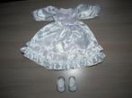 Wit bruiskleedje met witte lakschoentjes voor babypoppen, Kinderen en Baby's, Ophalen of Verzenden, Zo goed als nieuw, Babypop