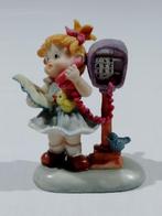 Figuurtje / Beeldje Meisje Aan Telefoonpaal, Ophalen of Verzenden, Gebruikt, Mens