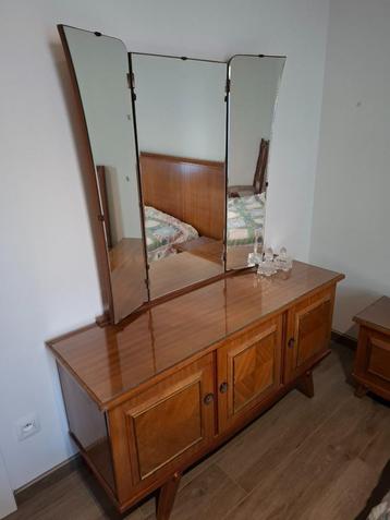 Houten dressoirkast met spiegel beschikbaar voor biedingen