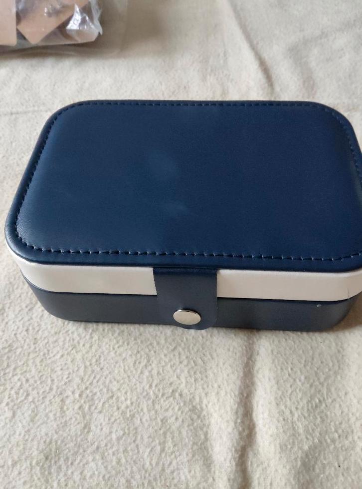 Boîte à bijoux avec bijoux, Handtassen en Accessoires, Antieke sieraden, Oorbellen, Overige materialen, Verzenden