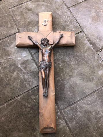 Houten kruisbeeld (40cm) beschikbaar voor biedingen