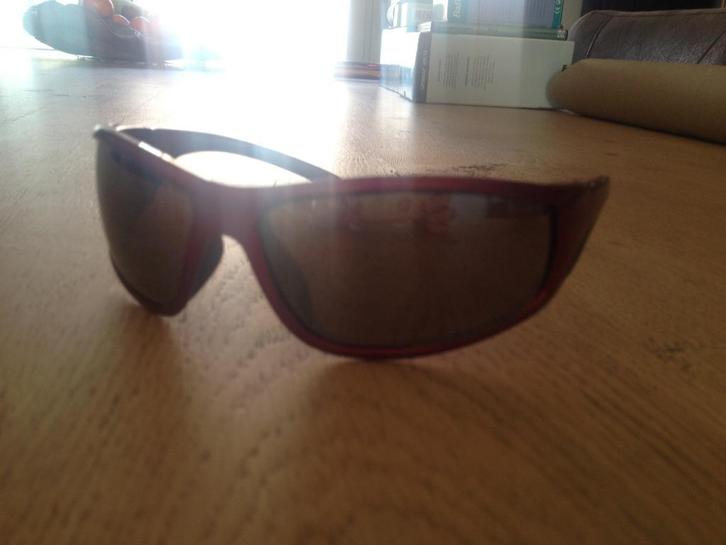 rode kinderzonnenbril, Kinderen en Baby's, Kindermode-accessoires, Zo goed als nieuw, Ophalen of Verzenden