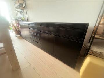 Massieve zwart gelakte commode/dressoir beschikbaar voor biedingen