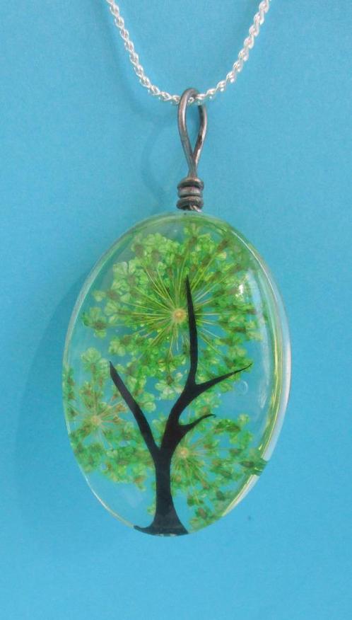 Ketting + Hanger: Deco -Boom / Bloem-Groen 3½ x 2½cm., Handtassen en Accessoires, Kettingen, Zo goed als nieuw, Kunststof, Groen