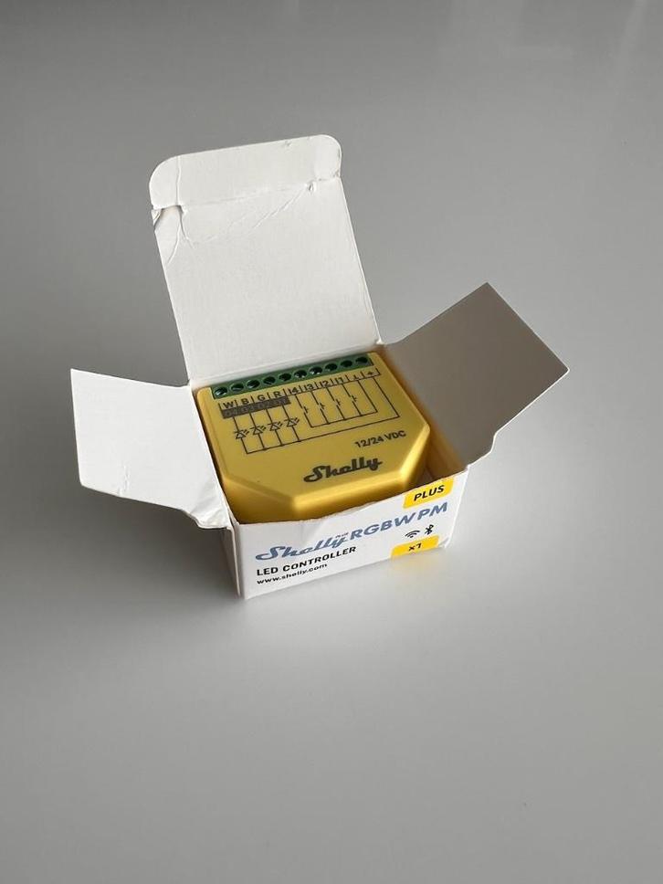 Shelly Plus RGBW PM – slimme WiFi/Bluetooth LED-controller, Hobby en Vrije tijd, Elektronica-componenten, Nieuw, Ophalen of Verzenden