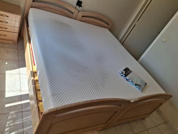 Bed met nachtkast beschikbaar voor biedingen