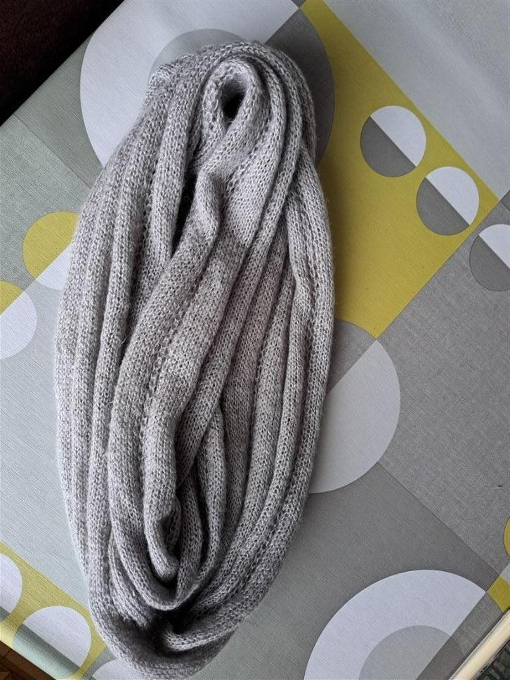 Colsjaal / infinity scarf lichtgrijs, Kleding | Dames, Mutsen, Sjaals en Handschoenen, Zo goed als nieuw, Sjaal, Ophalen of Verzenden