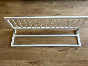 Wit houten bedhekje beschikbaar voor biedingen
