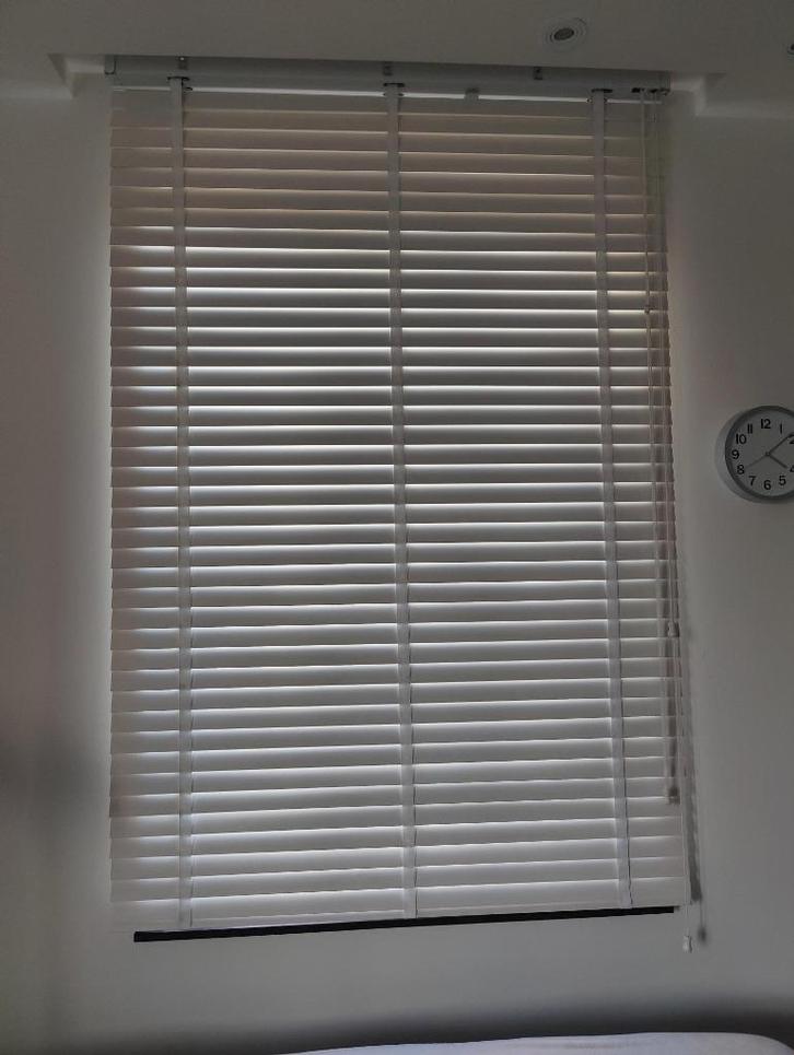 Witte houten horizontale zonneblinden voor binnen - 2 stuks, Huis en Inrichting, Stoffering | Gordijnen en Lamellen, Zo goed als nieuw
