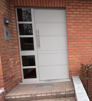 Voordeur met vast raam hout beschikbaar voor biedingen