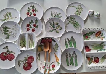 Vintage servies Italy. Servies met handgeschilderde groenten beschikbaar voor biedingen