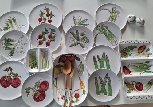 Vintage servies Italy. Servies met handgeschilderde groenten, Huis en Inrichting, Keuken | Servies, Gebruikt, Bord(en), Ophalen