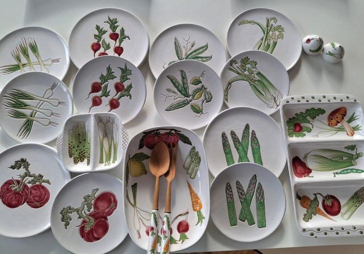 Vintage servies Italy. Servies met handgeschilderde groenten, Huis en Inrichting, Keuken | Servies, Gebruikt, Bord(en), Ophalen