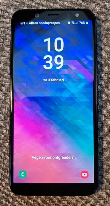 Samsung Galaxy A6 (2018) met laadkabel en oortjes