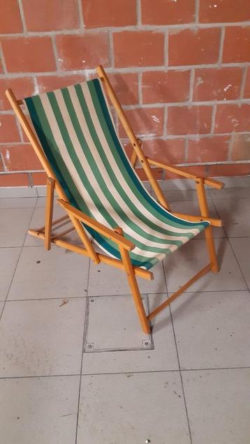 Vintage retro houten ligstoel beschikbaar voor biedingen