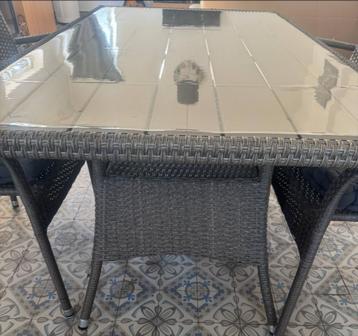 Table de jardin avec chaises  beschikbaar voor biedingen