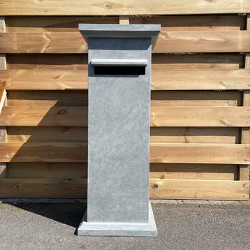 Brievenbus blauwsteen. beschikbaar voor biedingen