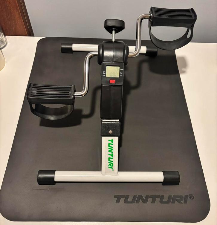 Stoelfiets - pedalo + mat van Tunturi, Sports & Fitness, Appareils de fitness, Comme neuf, Vélo de bureau, Bras, Jambes, Métal