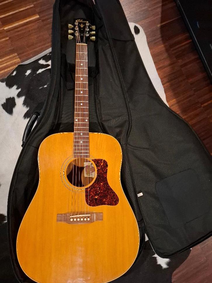 GIBSON MARTIN GUITAR COLLECTION, Muziek en Instrumenten, Snaarinstrumenten | Gitaren | Akoestisch, Zo goed als nieuw, Met (piezo-)element