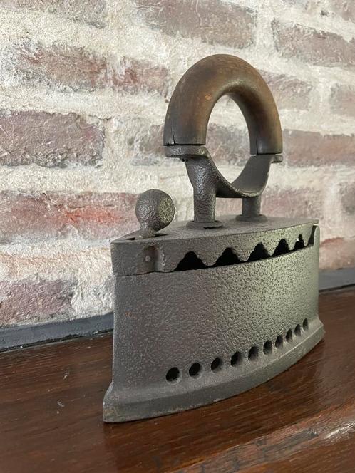 Antiek strijkijzer (warmtebron was ooit hete steenkooltjes), Antiek en Kunst, Antiek | Gereedschap en Instrumenten, Ophalen of Verzenden