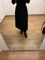 Lange zwarte plooirok, Kleding | Dames, Ophalen of Verzenden, Zo goed als nieuw, Maat 38/40 (M)