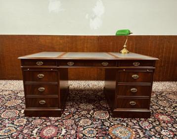 Klassiek Engels Heldense Bureau beschikbaar voor biedingen
