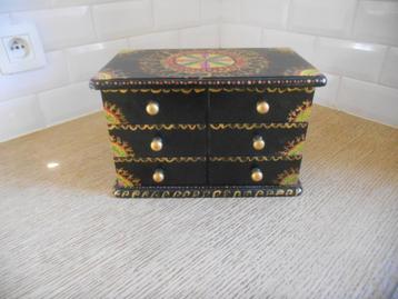 Juwelendoosje - ringen - halskettingen (houten kistje). O beschikbaar voor biedingen