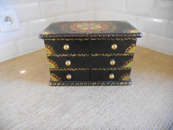 Juwelendoosje - ringen - halskettingen (houten kistje). O, Handtassen en Accessoires, Ringen, Ophalen of Verzenden