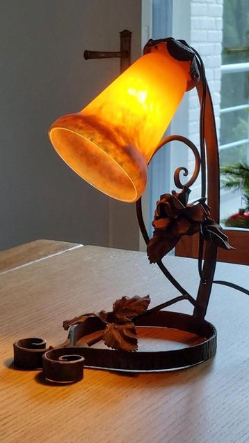 Lampe de table en fer forgé style art déco