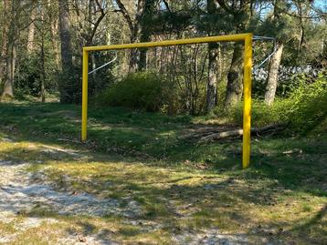 Twee metalen stevige doelen beschikbaar voor biedingen