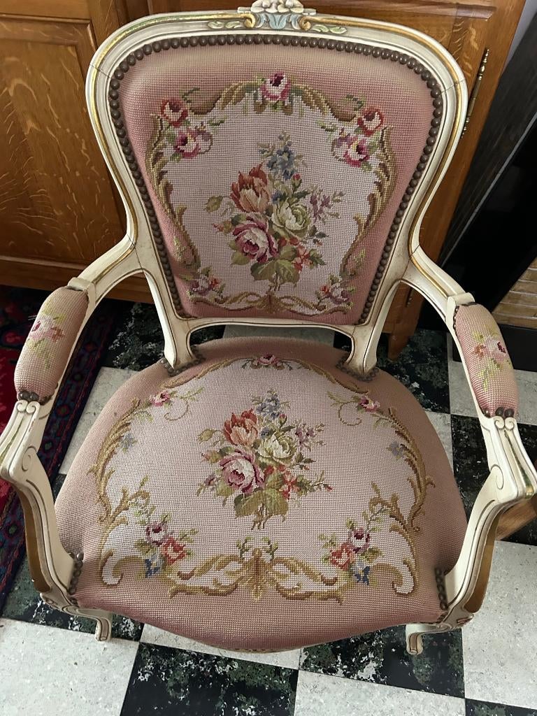 Chaise Louis XV vintage avec broderie florale, Maison & Meubles, Chaises, Utilisé, Une, Bois, Rouge, Enlèvement