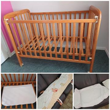 Houten babybed/matras/lakenovertrek/torenbed/schuin vlak... beschikbaar voor biedingen