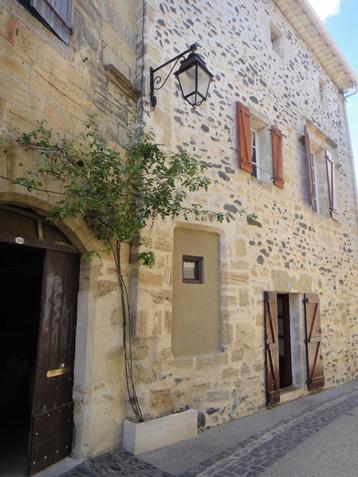 Maison de village sous le clocher de l'église à CAUX, sud de