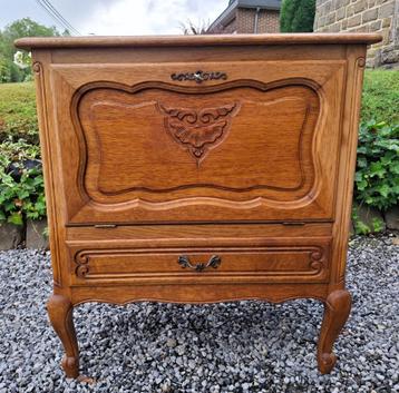 Petit meuble de style beschikbaar voor biedingen