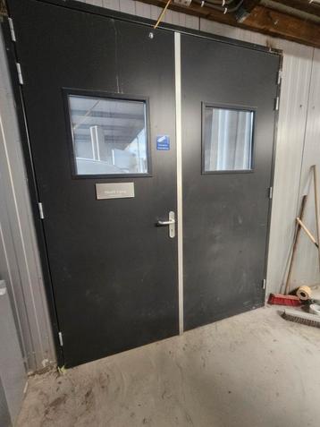 Dubbele industriële deur  beschikbaar voor biedingen