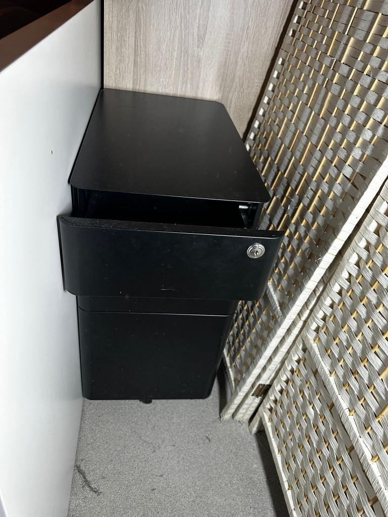 Zwart ladekastje met slot, Ophalen, Minder dan 50 cm, Zo goed als nieuw, 3 of 4 laden