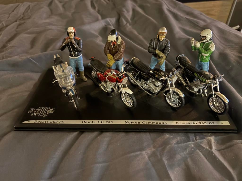 Figurine, Livres, Motos, Enlèvement, Comme neuf