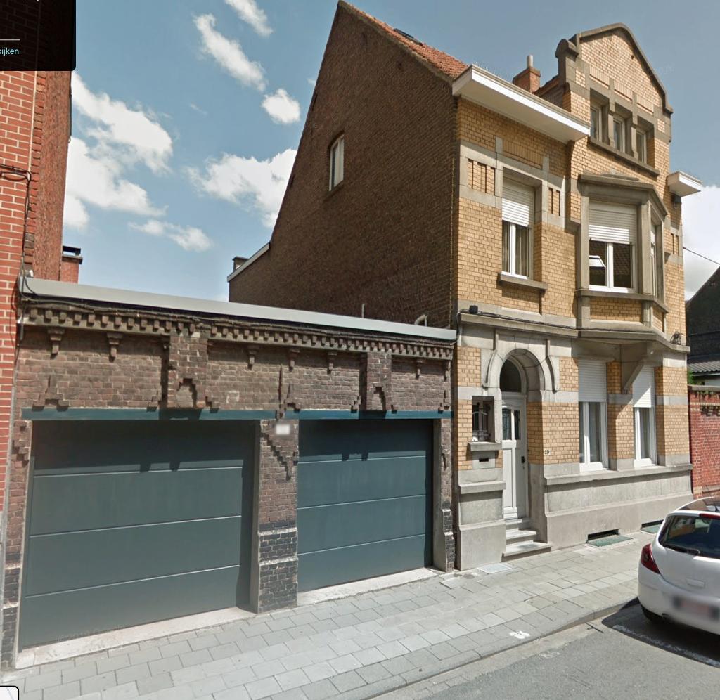 Groot burgerhuis met extra garagecomplex