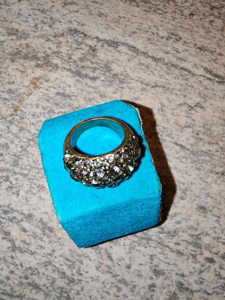 Mooie sierlijke ring, Bijoux, Sacs & Beauté, Bagues, Comme neuf, Enlèvement, 17 à 18, Avec strass