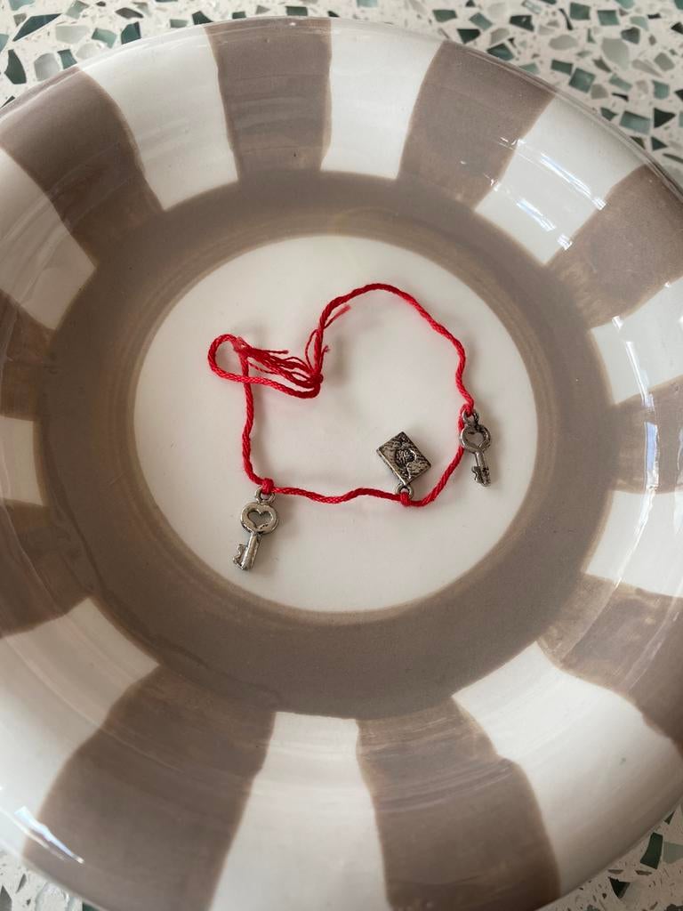 Bracelet rouge, Bijoux, Sacs & Beauté, Bracelets, Enlèvement ou Envoi, Avec bracelets à breloques ou perles, Autres matériaux