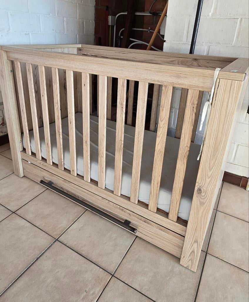 Babybedje met grote lade en bijhorende matras, Ophalen