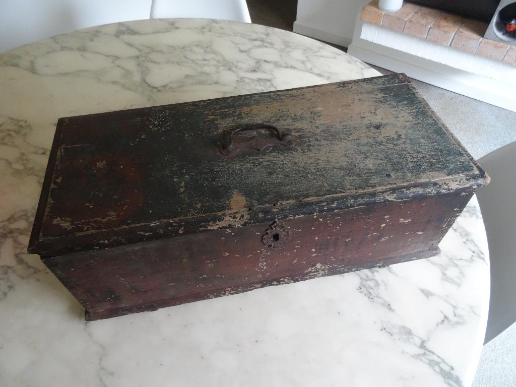 Kleine eikenhouten kist uit de 19e eeuw, Antiek en Kunst, Antiek | Overige Antiek, Ophalen of Verzenden