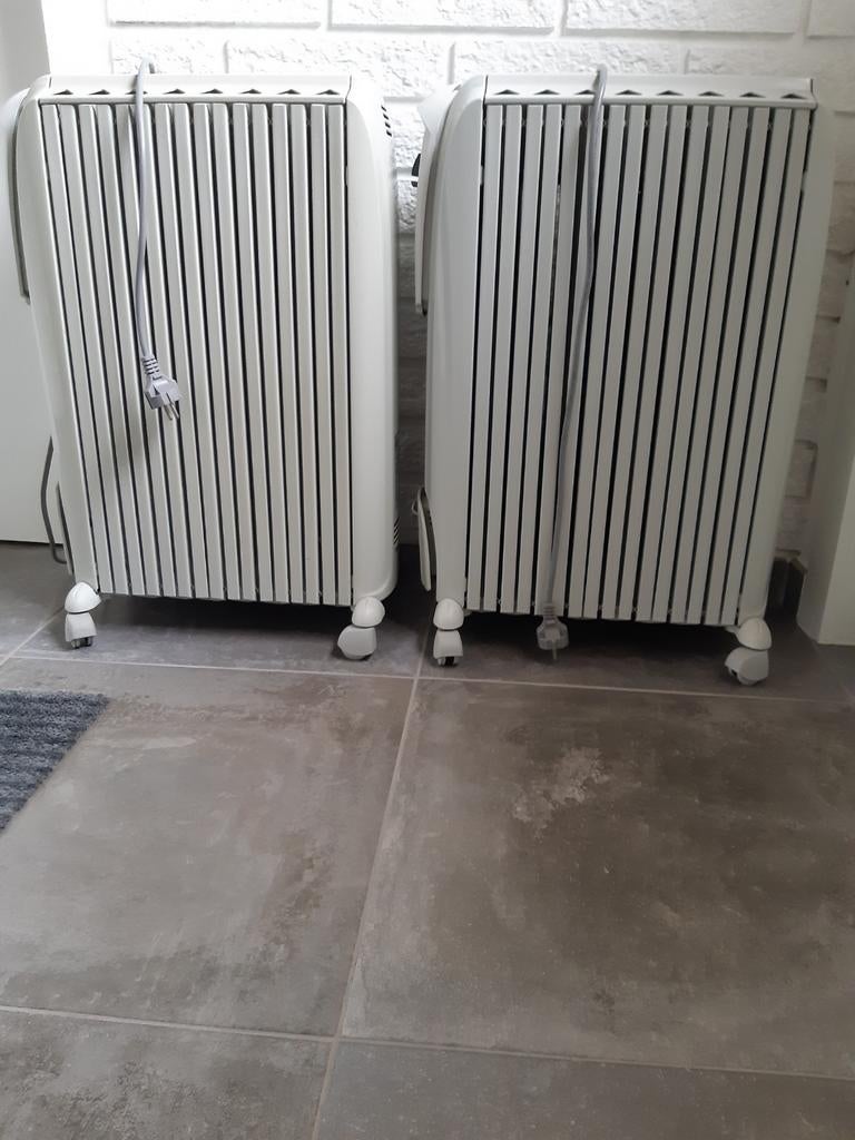 Degelijke elektrische radiatoren op wieltjes., Ophalen