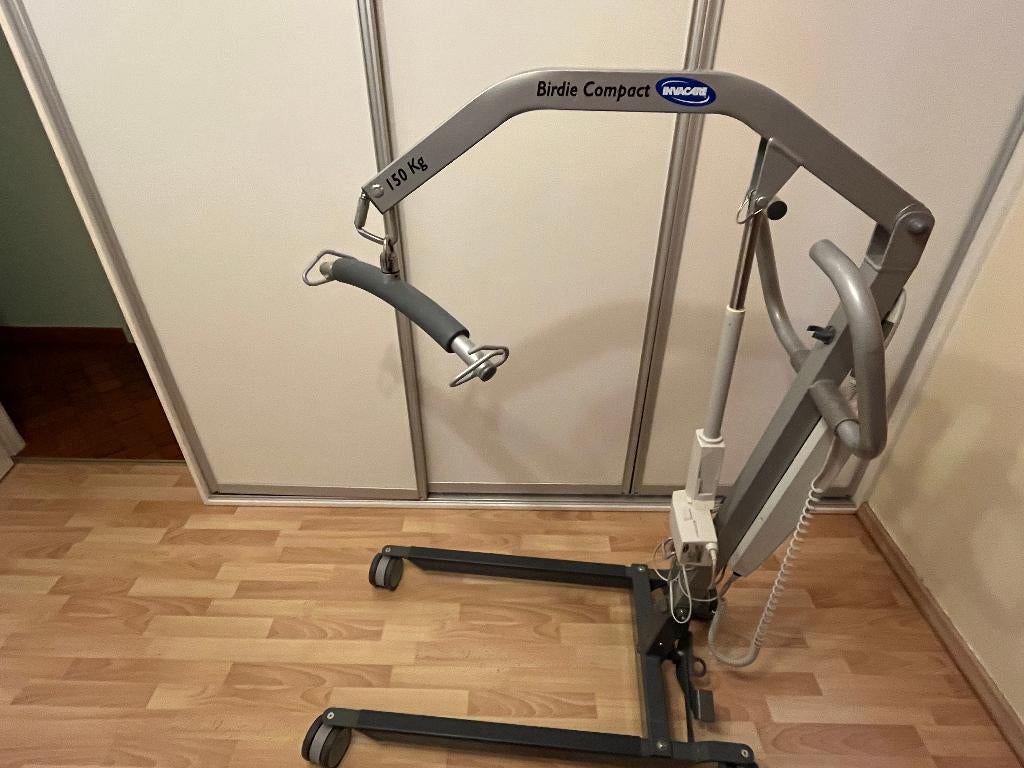 Electrische passieve tillift Invacare, Diversen, Verpleegmiddelen, Zo goed als nieuw, Ophalen